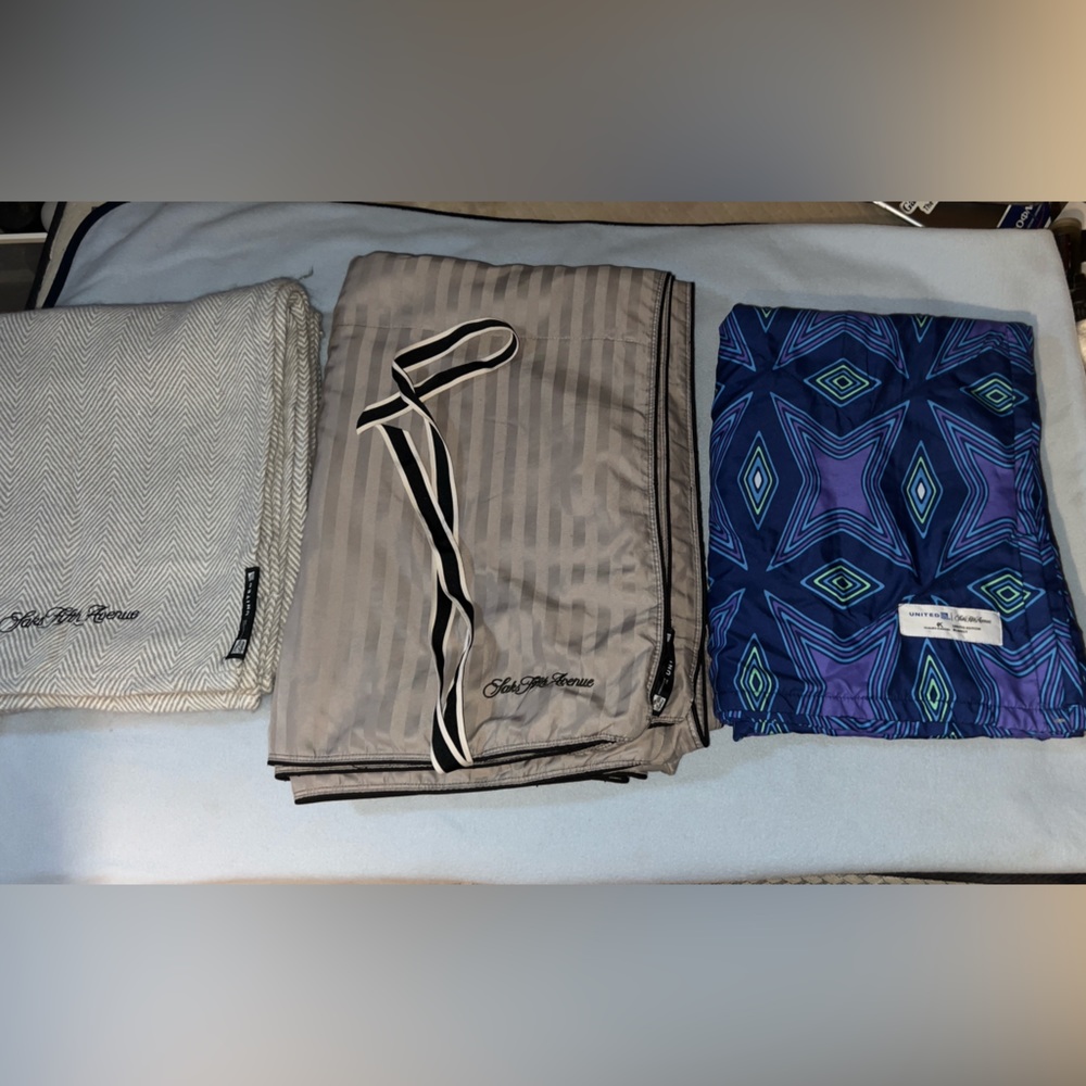 United airlines set of 3 blankets